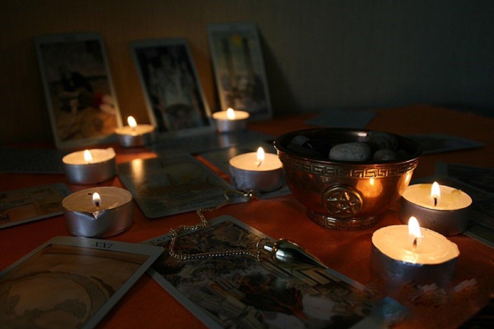 Магия свечей ритуалы. Ритуалы со свечами. Магический ритуал. Свечи для обряда. Магия приворот.